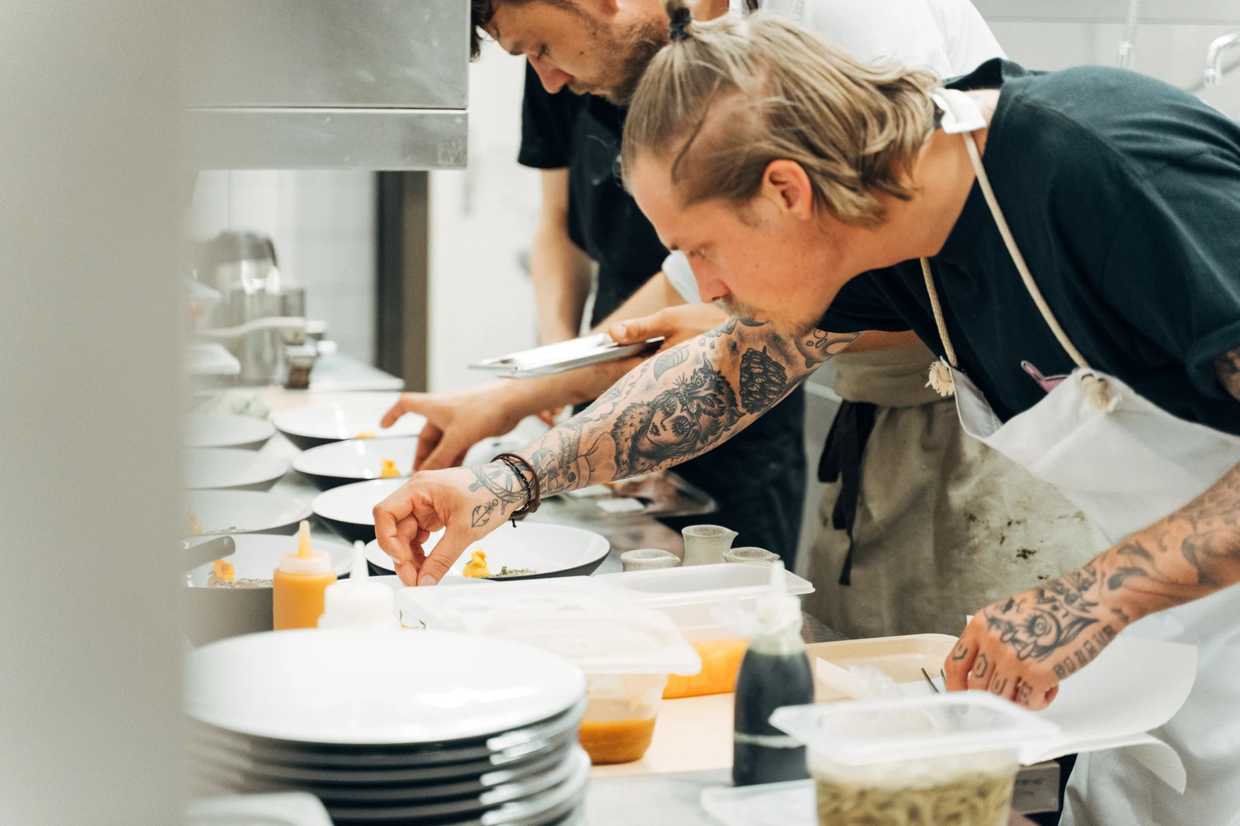 Konzentriertes Anrichten in der Restaurantküche